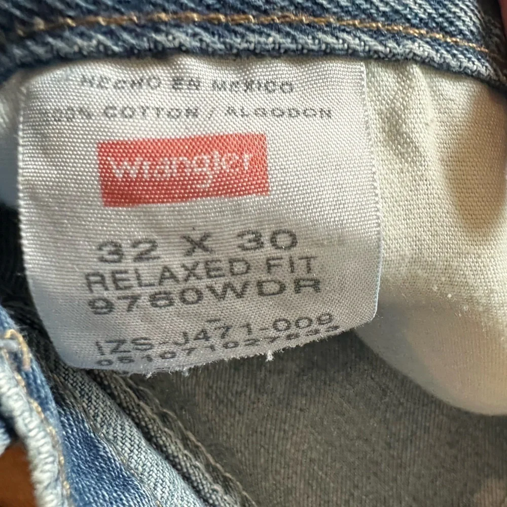 Wrangler Relaxed Fit Distressed Jeans size 32x30